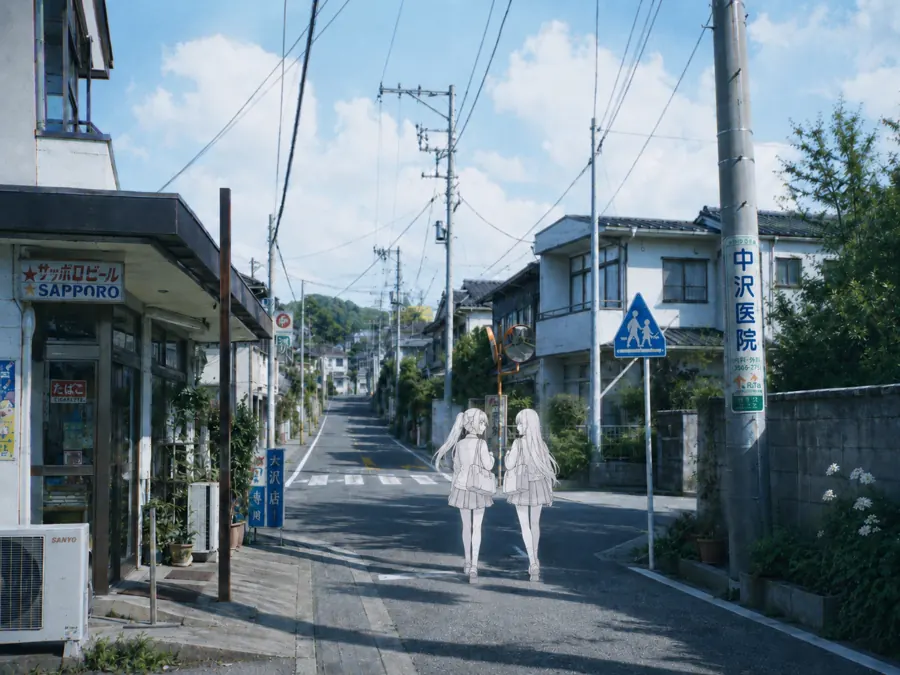住宅街的坡道上，两个女孩并肩走着